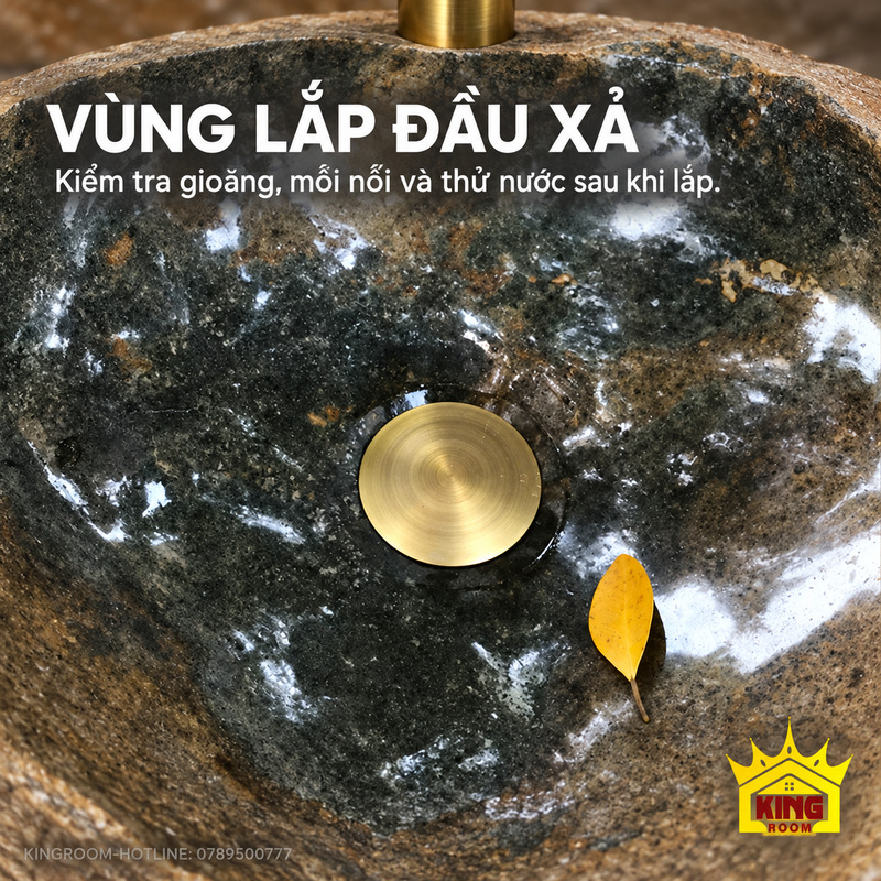 Nắp xả và bề mặt lòng đá quanh vùng lắp đầu xả của lavabo đá cuội nâu mộc