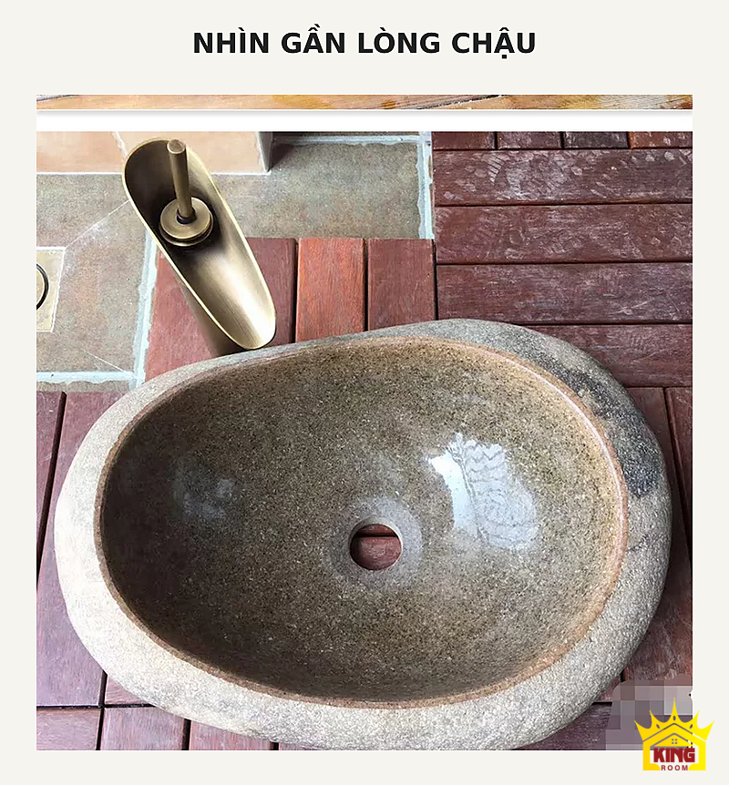 Lavabo đá cuội oval be nâu – Góc gần lòng chậu oval và vị trí xả trong cấu hình trên bàn gỗ Góc gần lòng chậu oval và vị trí xả trong cấu hình trên bàn gỗ