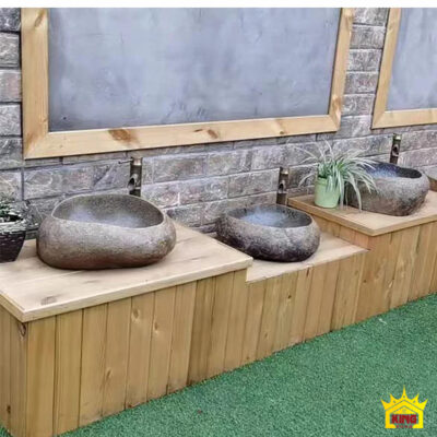 Hai chậu đá tông nâu đặt trên cùng mặt bàn rửa dài