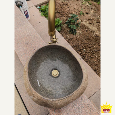 Góc từ trên của lòng chậu oval và vòi đặt phía sau