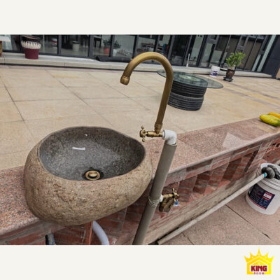 Chậu oval be nâu đặt trên bệ đá ngoài hiên