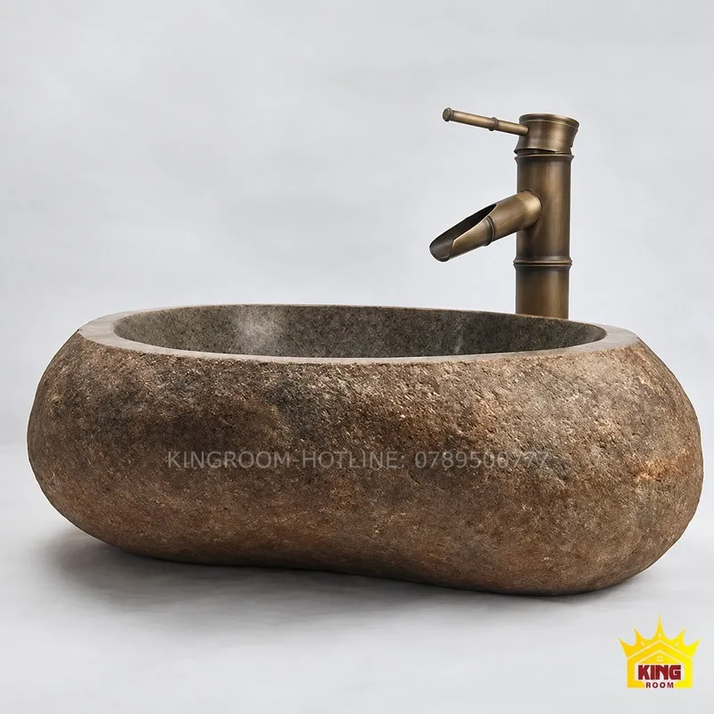 Chậu lavabo đá cuội tự nhiên đặt bàn dáng oval tông nâu với vòi kiểu ống tre phía sau
