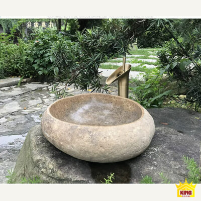 Chậu ghi be đặt bên cây xanh nhìn nghiêng từ phía trước