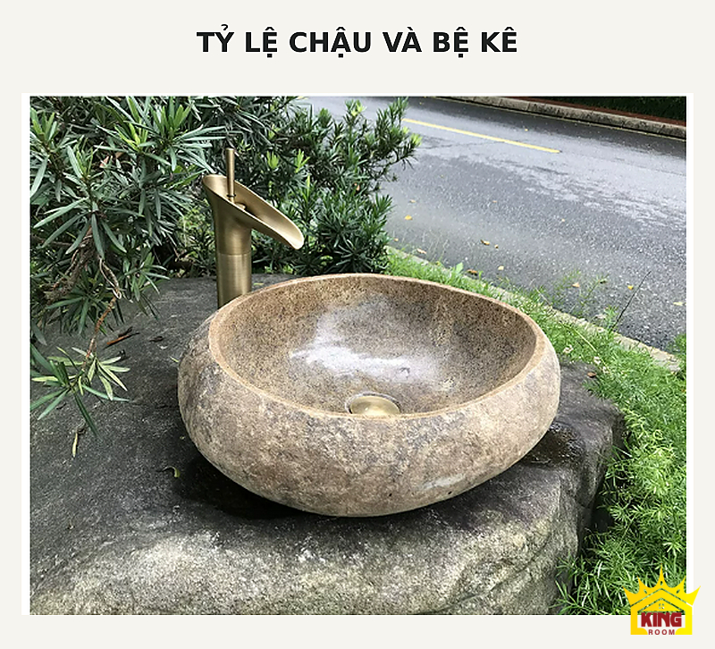 Lavabo đá cuội tròn ghi be – Chậu tròn ghi be trên bệ đá bên mảng cây xanh Chậu tròn ghi be trên bệ đá bên mảng cây xanh