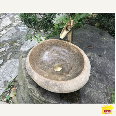 Lòng chậu tròn và đầu vòi nhìn từ trên để căn dòng nước