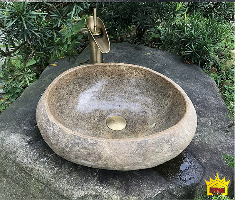 Lavabo đá cuội tròn ghi be – Miệng chậu tròn ghi be nhìn gần cạnh vòi tông đồng Miệng chậu tròn ghi be nhìn gần cạnh vòi tông đồng