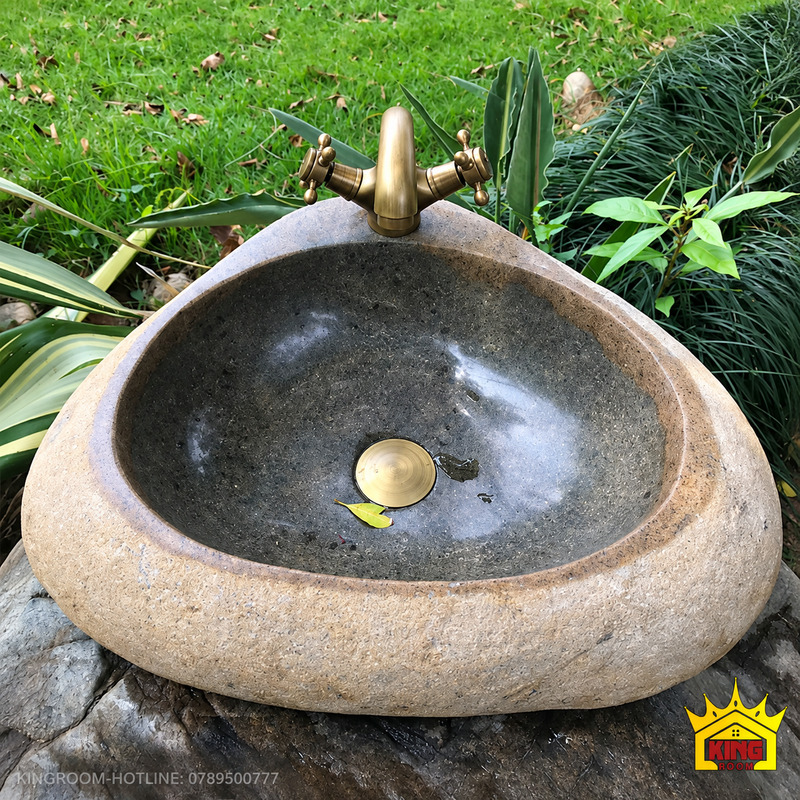 Chậu lavabo đá cuội tự nhiên dáng tam giác bo góc, thành be mộc, lòng xám sẫm và vòi ở phần đá phía sau