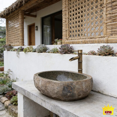 Chậu vàng be trên bệ đá cạnh hiên có cây xanh