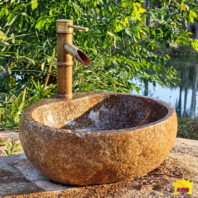 Chậu vàng nâu bo tròn phối vòi tông đồng cạnh cây xanh