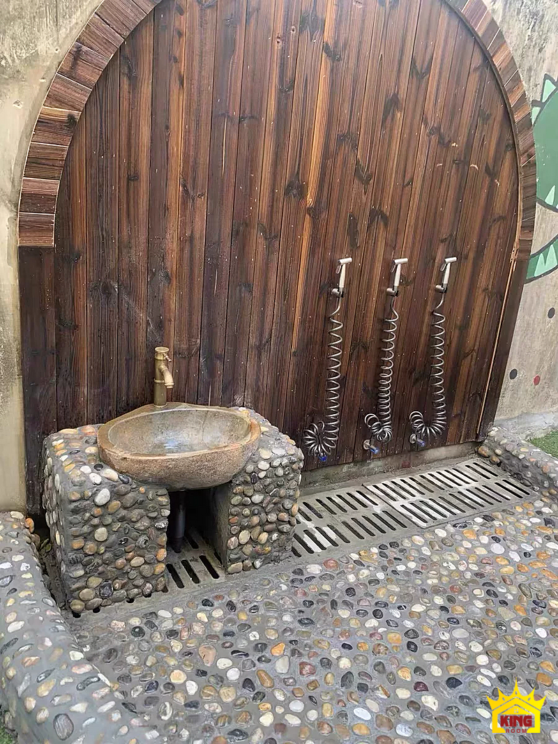 Lavabo đá cuội vàng nâu – Gợi ý chậu đá đặt trên bệ ốp cuội phía trước cửa gỗ Gợi ý chậu đá đặt trên bệ ốp cuội phía trước cửa gỗ