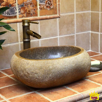 Chậu vàng nâu nhìn gần trên nền bàn và tường gạch ấm