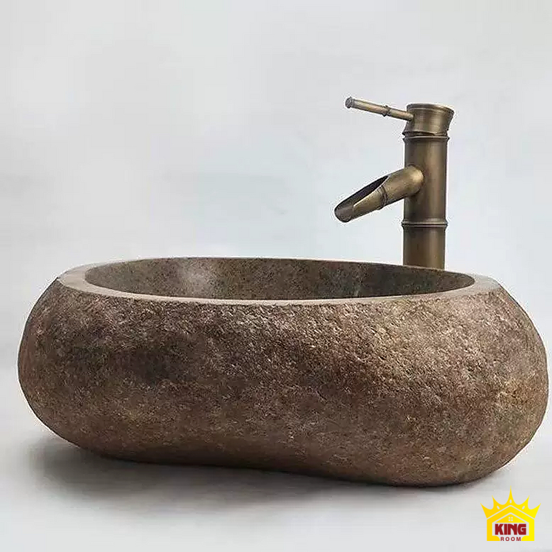 Lavabo đá cuội vàng nâu – Chậu nâu có thành mộc, miệng bo và vòi tông đồng trên nền sáng Chậu nâu có thành mộc, miệng bo và vòi tông đồng trên nền sáng