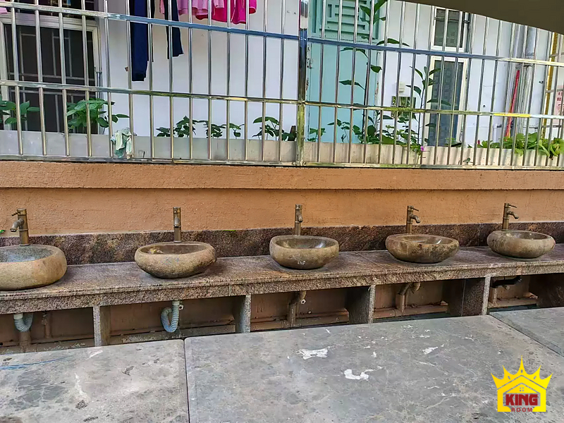 Lavabo đá cuội vàng nâu – Gợi ý bố trí nhiều chậu đá trên một mặt bàn rửa dài Gợi ý bố trí nhiều chậu đá trên một mặt bàn rửa dài