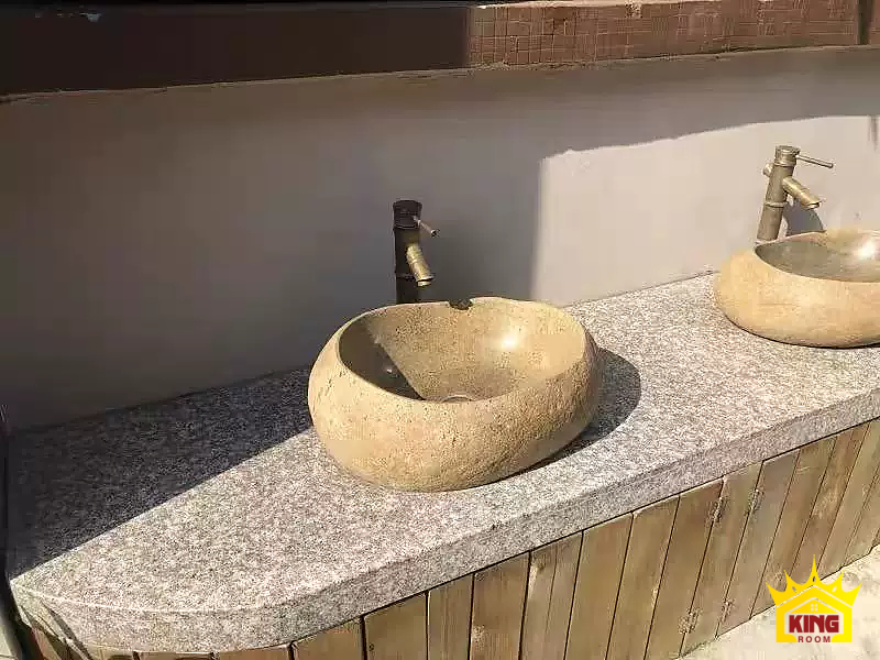 Lavabo đá cuội vàng nâu – Hai vị trí chậu tông be trên cùng bàn dài ốp gỗ Hai vị trí chậu tông be trên cùng bàn dài ốp gỗ