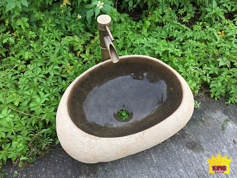 Lavabo đá cuội vỏ sáng lòng sẫm – Chậu oval vỏ sáng lòng sẫm phối vòi màu đồng cạnh cây xanh Chậu oval vỏ sáng lòng sẫm phối vòi màu đồng cạnh cây xanh