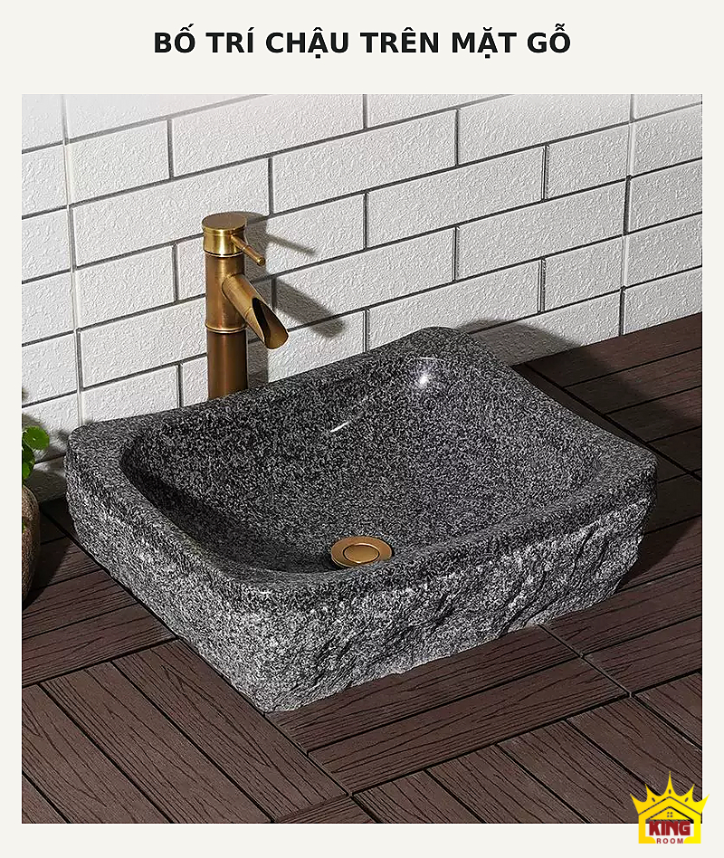 Lavabo đá cuội vuông bo góc – Chậu vuông bo góc xám đặt trên mặt gỗ cạnh tường gạch sáng Chậu vuông bo góc xám đặt trên mặt gỗ cạnh tường gạch sáng