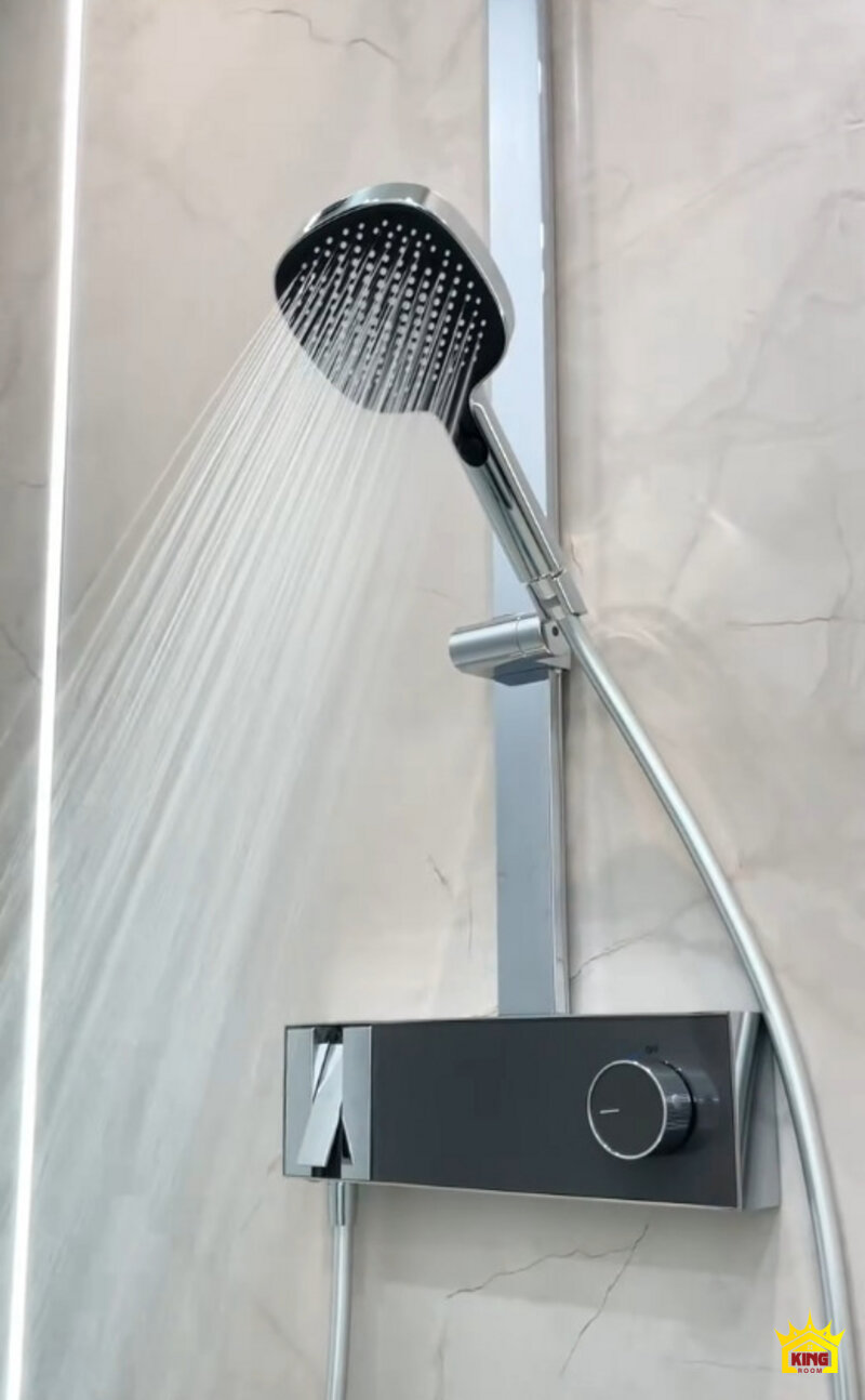 Tay sen KINGROOM màu bạc đang phun nước