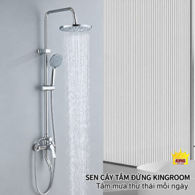 Toàn bộ bộ sen chrome đang phun nước dạng mưa với tay sen bên cạnh
