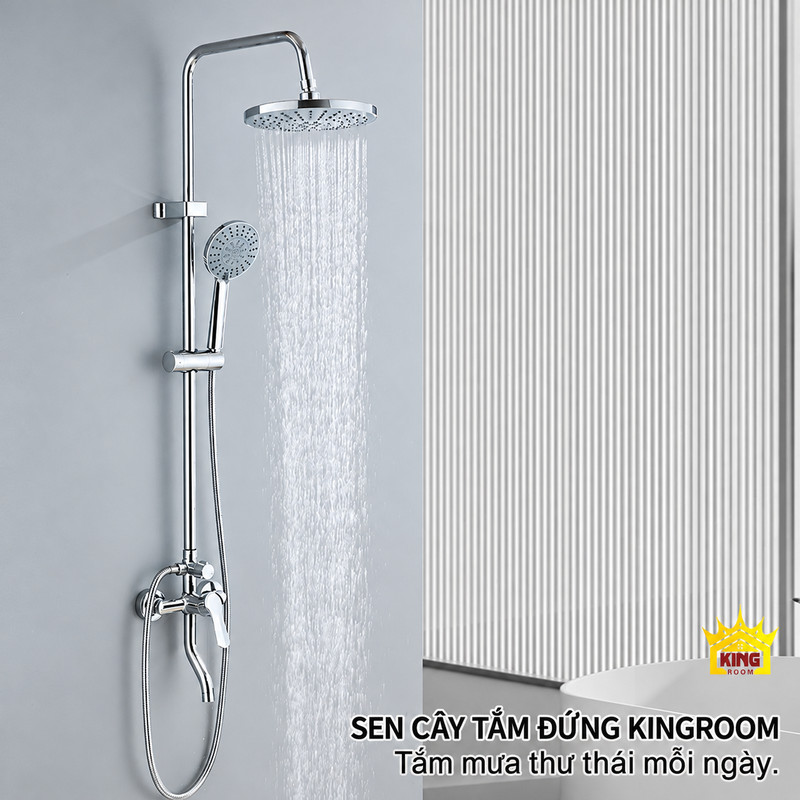 Toàn bộ bộ sen chrome đang phun nước dạng mưa với tay sen bên cạnh