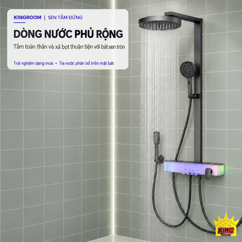 Tia mưa phủ rộng trong phòng tắm Bát sen tròn đang phun mưa phủ rộng trên nền gạch xanh.