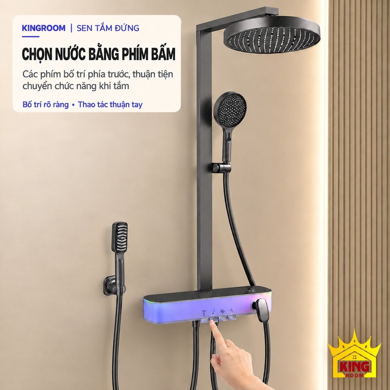 Phím chọn đường nước của bộ sen LED Tay đang nhấn phím phía trước mặt củ sen có viền sáng.